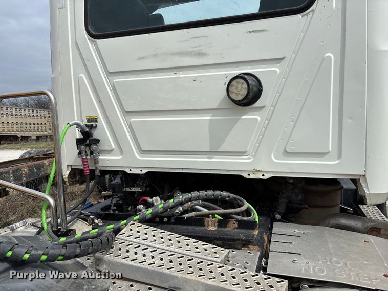 image for item FH7033 2016 Mack CXU613 semi truck