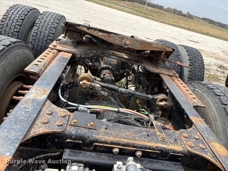 image for item FH7033 2016 Mack CXU613 semi truck