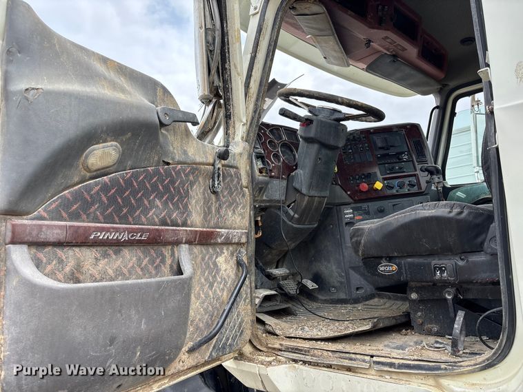 image for item FH7033 2016 Mack CXU613 semi truck