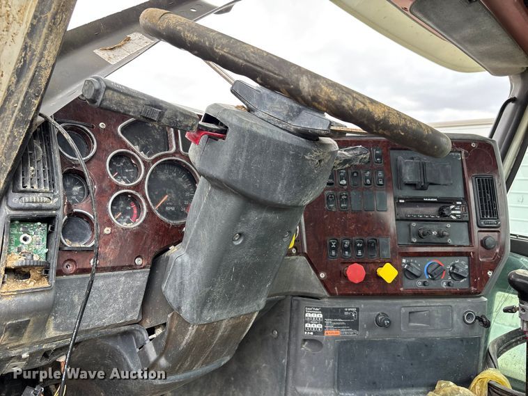 image for item FH7033 2016 Mack CXU613 semi truck