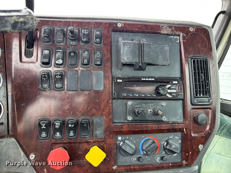 image for item FH7033 2016 Mack CXU613 semi truck