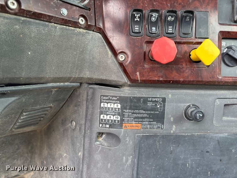 image for item FH7033 2016 Mack CXU613 semi truck