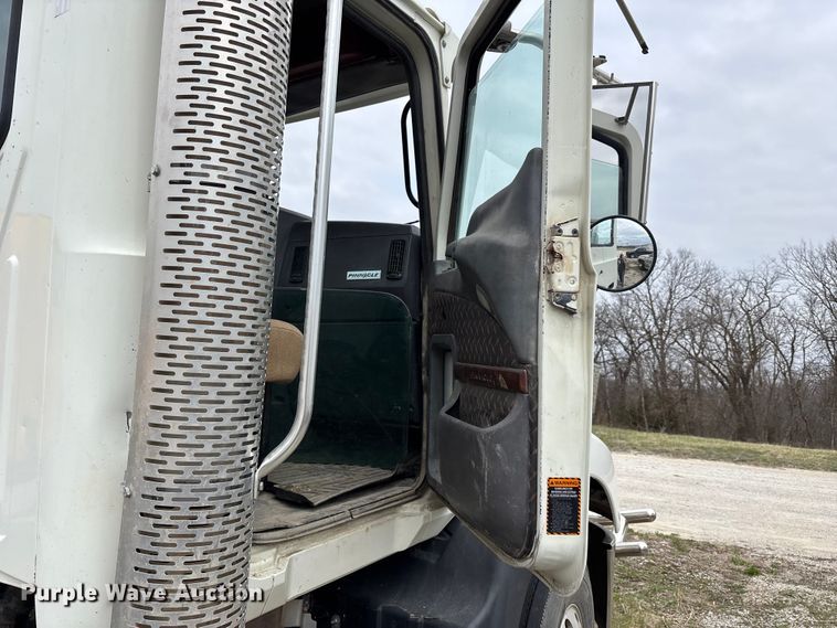 image for item FH7033 2016 Mack CXU613 semi truck