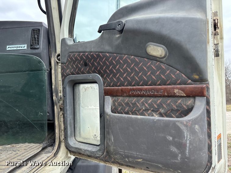 image for item FH7033 2016 Mack CXU613 semi truck