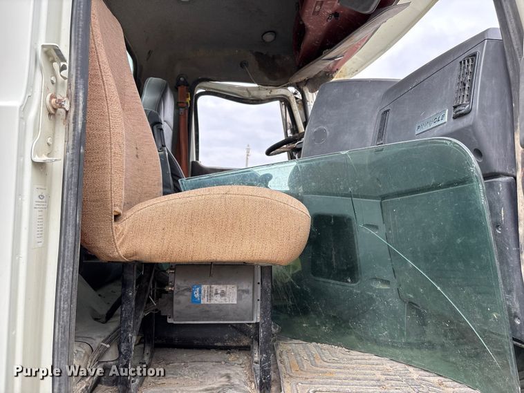 image for item FH7033 2016 Mack CXU613 semi truck