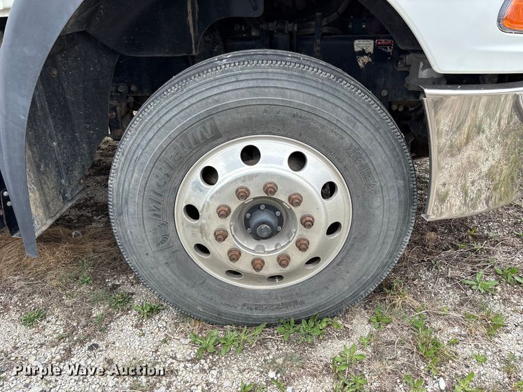 image for item FH7033 2016 Mack CXU613 semi truck