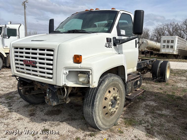 image for item FH7035 2005 GMC C7500 truck cab and chassis
