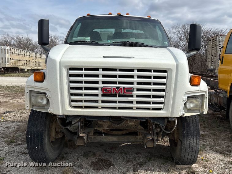 image for item FH7035 2005 GMC C7500 truck cab and chassis