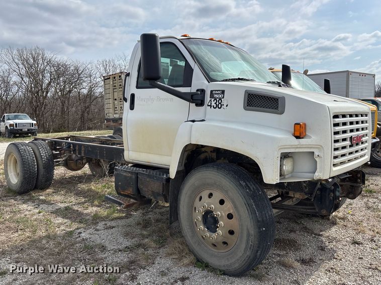 image for item FH7035 2005 GMC C7500 truck cab and chassis