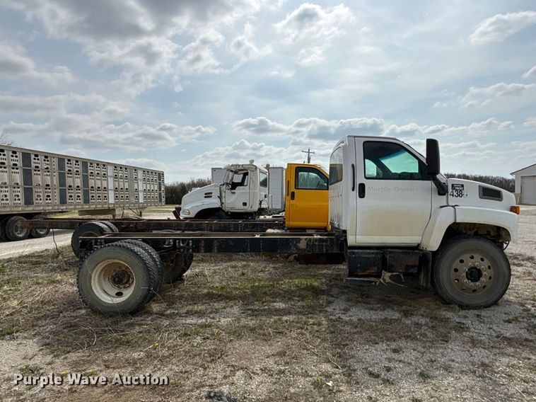 image for item FH7035 2005 GMC C7500 truck cab and chassis