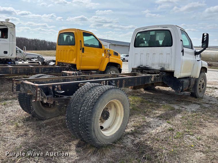 image for item FH7035 2005 GMC C7500 truck cab and chassis