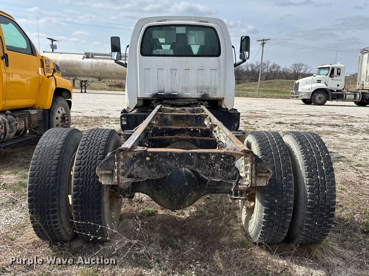 image for item FH7035 2005 GMC C7500 truck cab and chassis