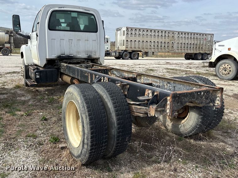 image for item FH7035 2005 GMC C7500 truck cab and chassis