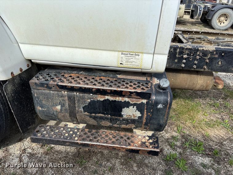 image for item FH7035 2005 GMC C7500 truck cab and chassis