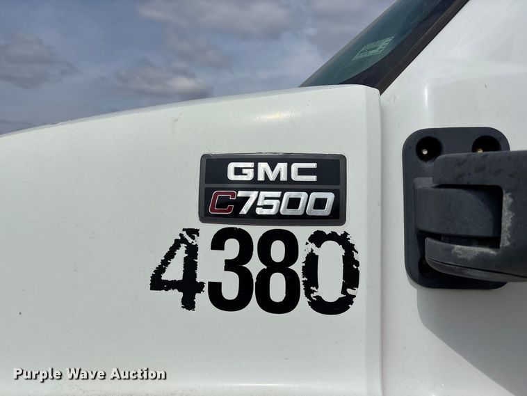 image for item FH7035 2005 GMC C7500 truck cab and chassis