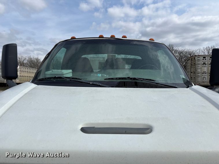 image for item FH7035 2005 GMC C7500 truck cab and chassis