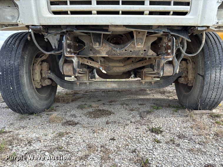 image for item FH7035 2005 GMC C7500 truck cab and chassis