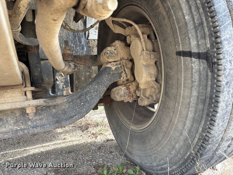 image for item FH7035 2005 GMC C7500 truck cab and chassis