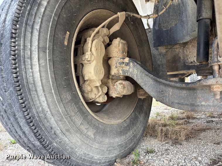 image for item FH7035 2005 GMC C7500 truck cab and chassis