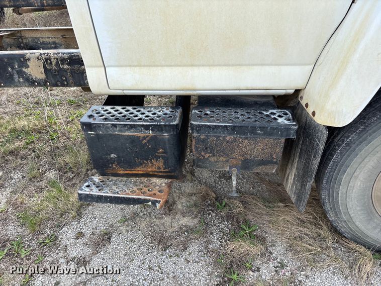 image for item FH7035 2005 GMC C7500 truck cab and chassis