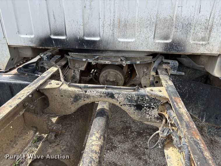 image for item FH7035 2005 GMC C7500 truck cab and chassis