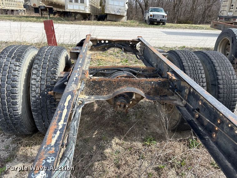 image for item FH7035 2005 GMC C7500 truck cab and chassis