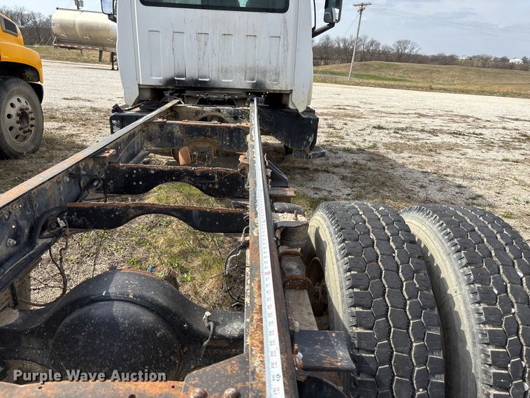 image for item FH7035 2005 GMC C7500 truck cab and chassis