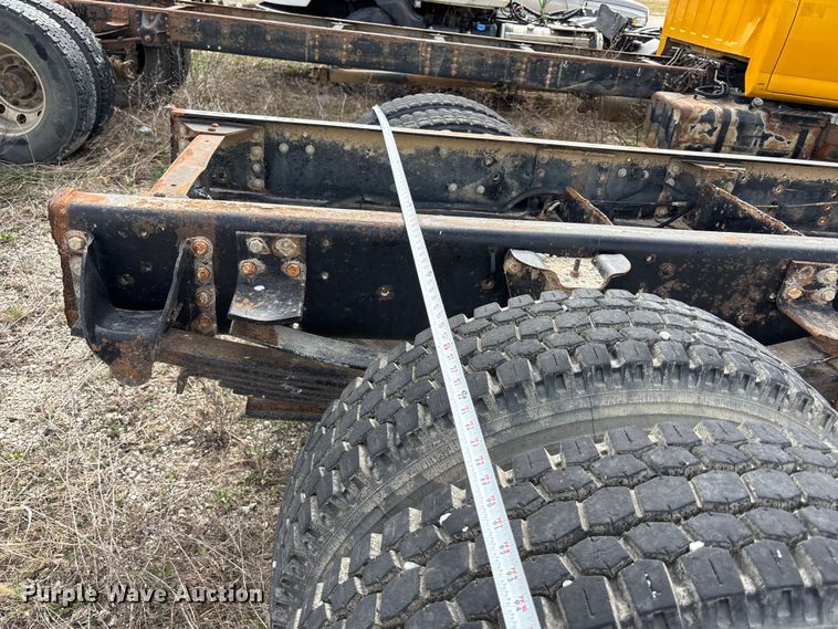 image for item FH7035 2005 GMC C7500 truck cab and chassis