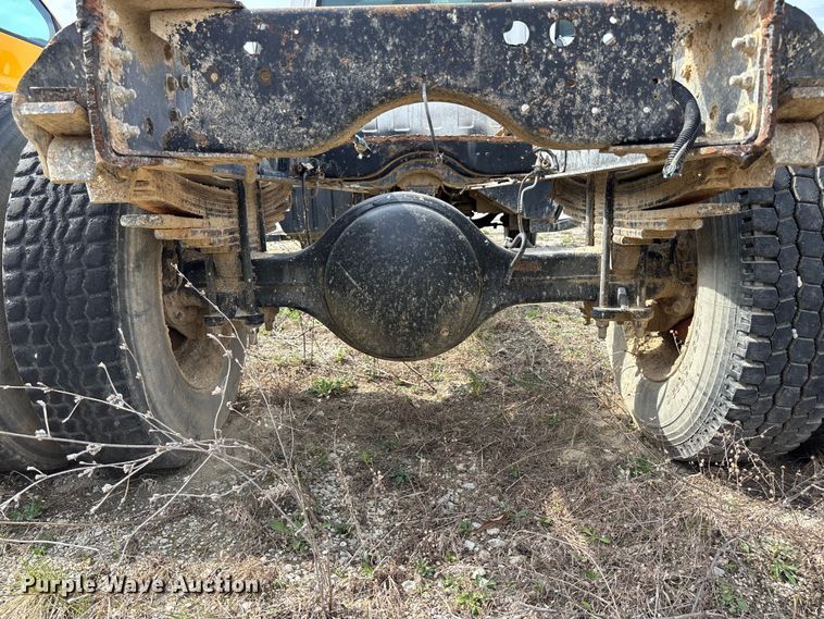 image for item FH7035 2005 GMC C7500 truck cab and chassis