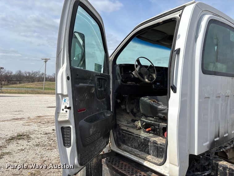 image for item FH7035 2005 GMC C7500 truck cab and chassis