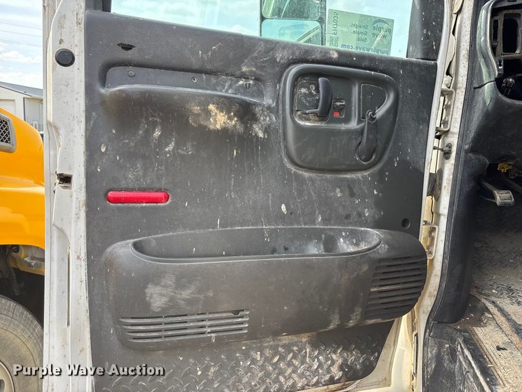 image for item FH7035 2005 GMC C7500 truck cab and chassis