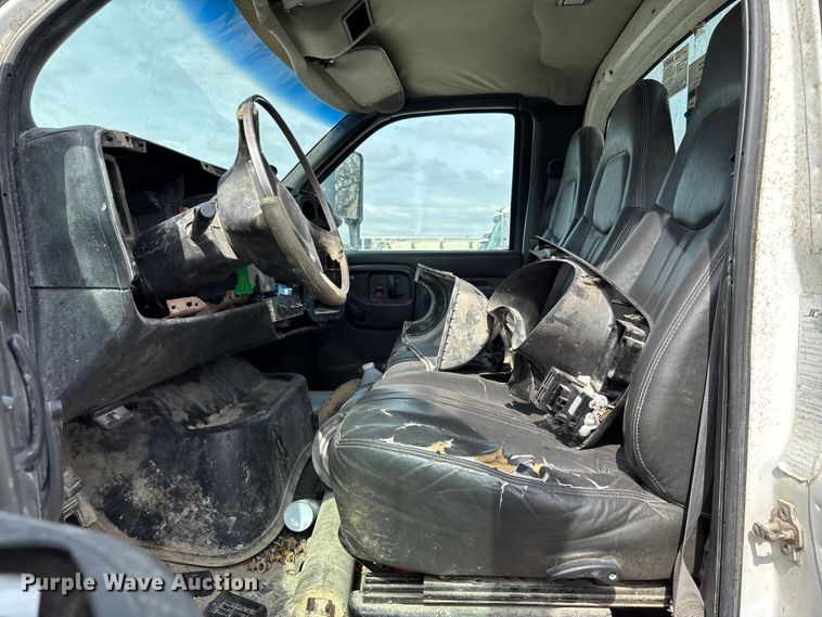 image for item FH7035 2005 GMC C7500 truck cab and chassis