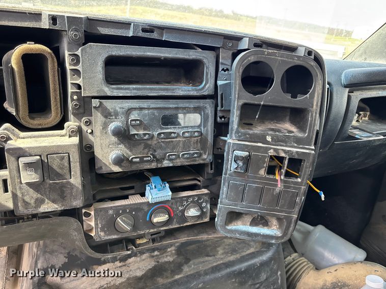 image for item FH7035 2005 GMC C7500 truck cab and chassis