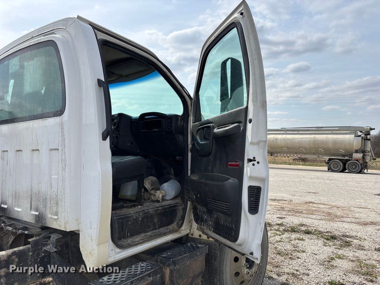image for item FH7035 2005 GMC C7500 truck cab and chassis