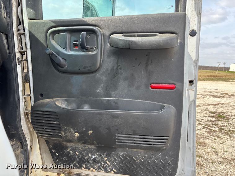 image for item FH7035 2005 GMC C7500 truck cab and chassis