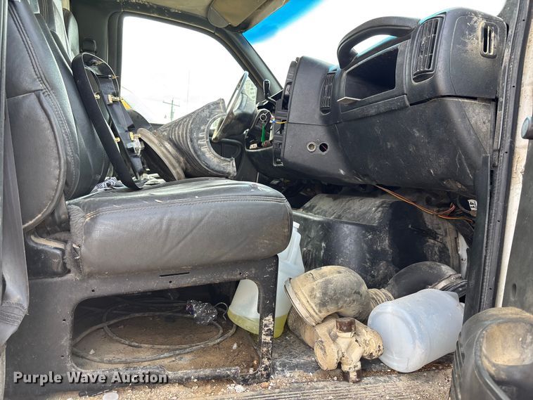 image for item FH7035 2005 GMC C7500 truck cab and chassis