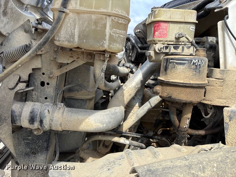 image for item FH7035 2005 GMC C7500 truck cab and chassis