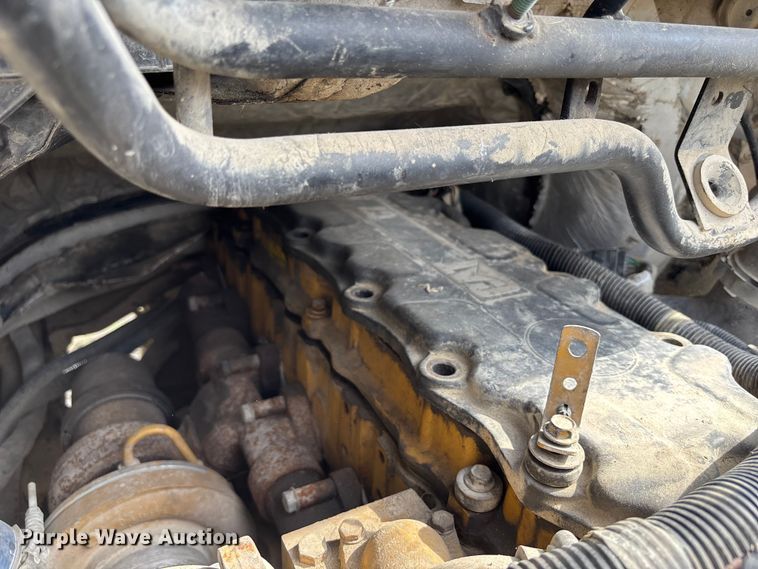 image for item FH7035 2005 GMC C7500 truck cab and chassis