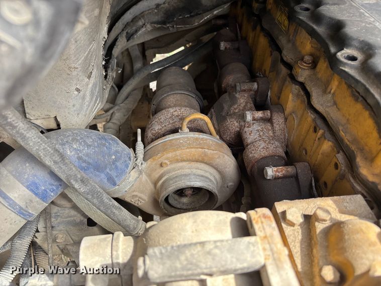 image for item FH7035 2005 GMC C7500 truck cab and chassis