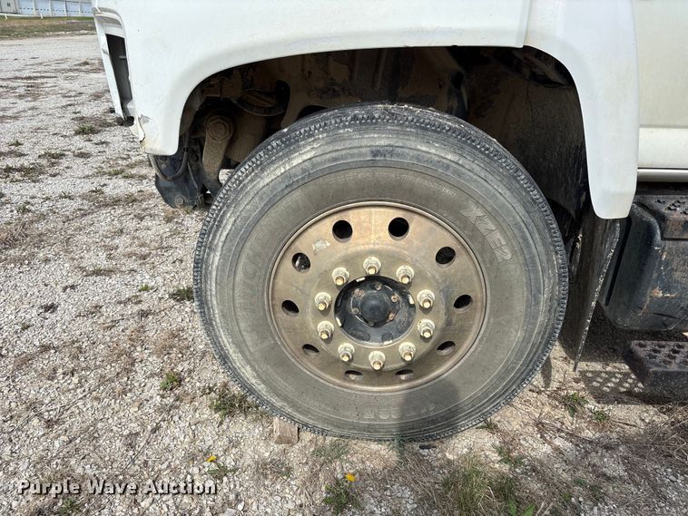 image for item FH7035 2005 GMC C7500 truck cab and chassis