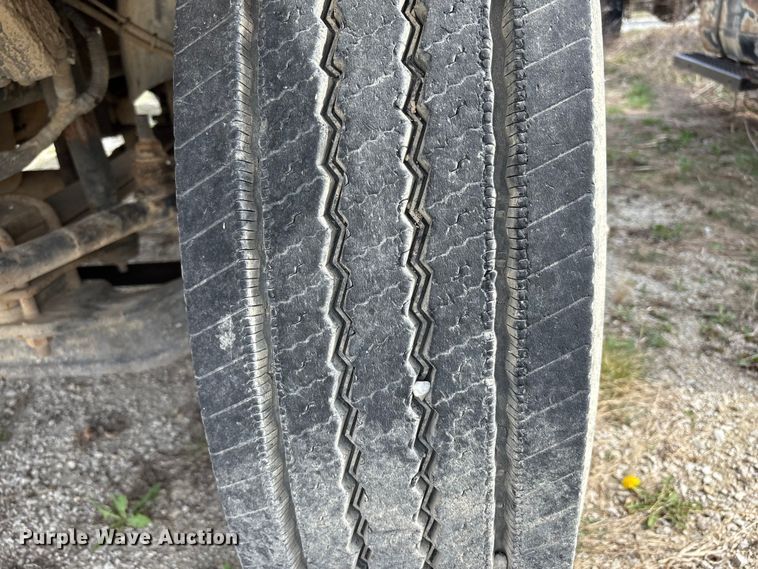 image for item FH7035 2005 GMC C7500 truck cab and chassis