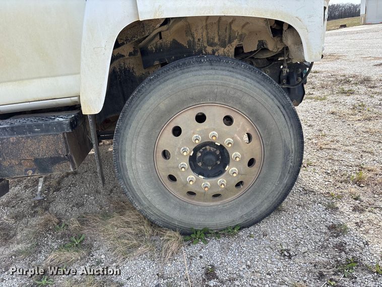 image for item FH7035 2005 GMC C7500 truck cab and chassis