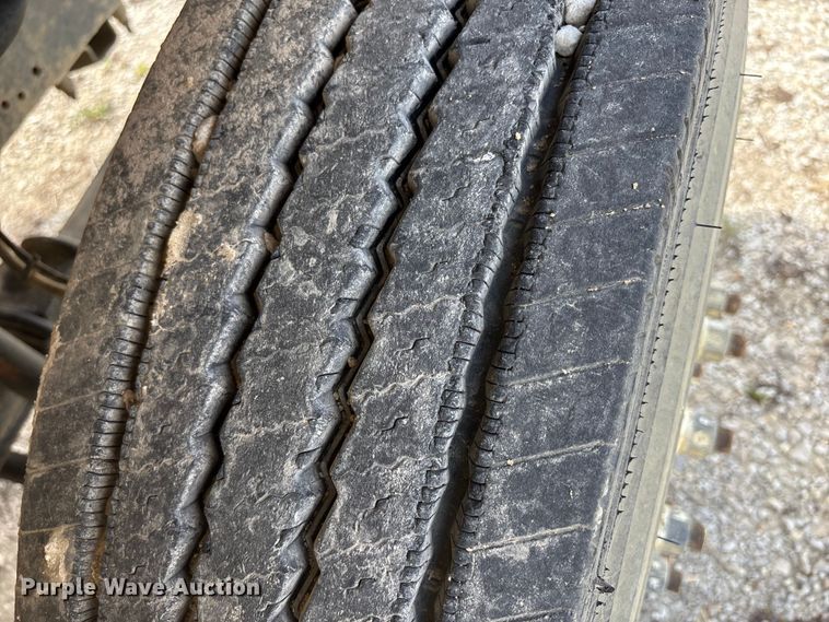 image for item FH7035 2005 GMC C7500 truck cab and chassis