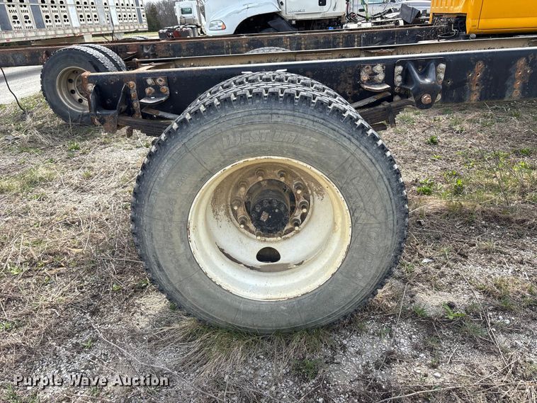 image for item FH7035 2005 GMC C7500 truck cab and chassis