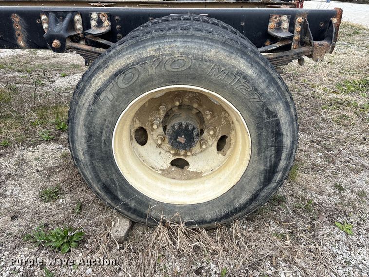 image for item FH7035 2005 GMC C7500 truck cab and chassis