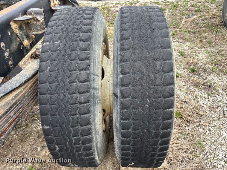 image for item FH7035 2005 GMC C7500 truck cab and chassis