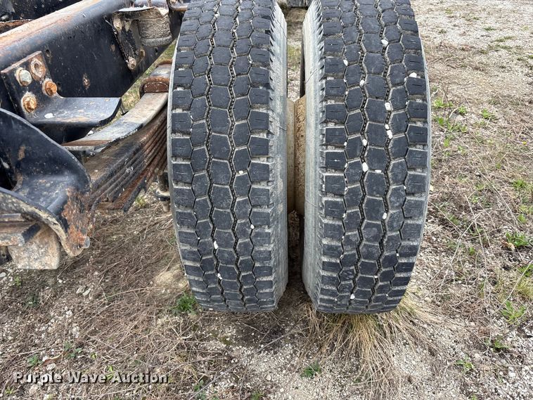 image for item FH7035 2005 GMC C7500 truck cab and chassis