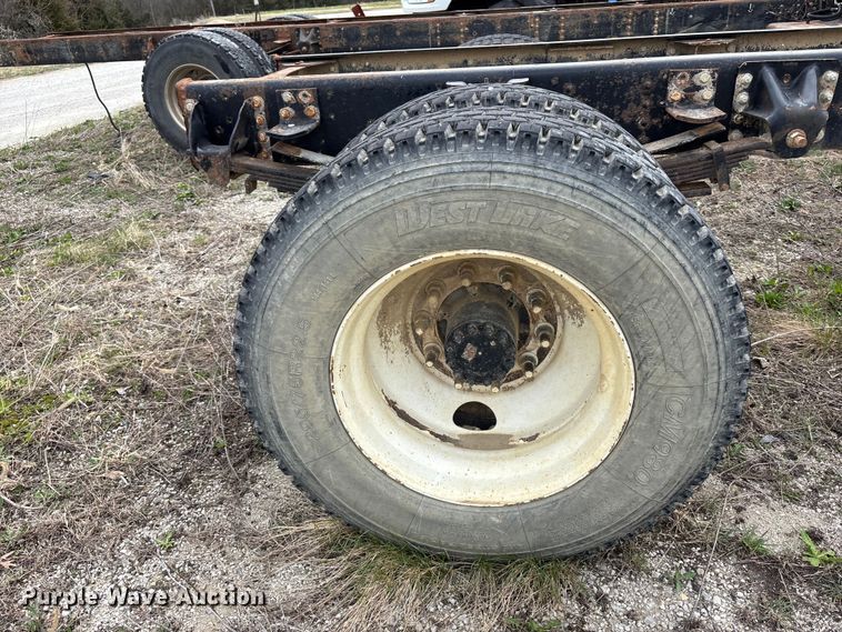 image for item FH7035 2005 GMC C7500 truck cab and chassis