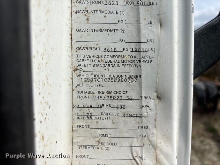 image for item FH7035 2005 GMC C7500 truck cab and chassis