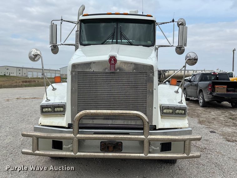image for item FH7036 2020 Kenworth T800 semi truck